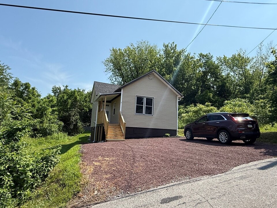 7 Hughes St in Hughestown, PA - Building Photo