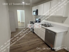 1800 Shamrock Wy in Bakersfield, CA - Building Photo - Building Photo