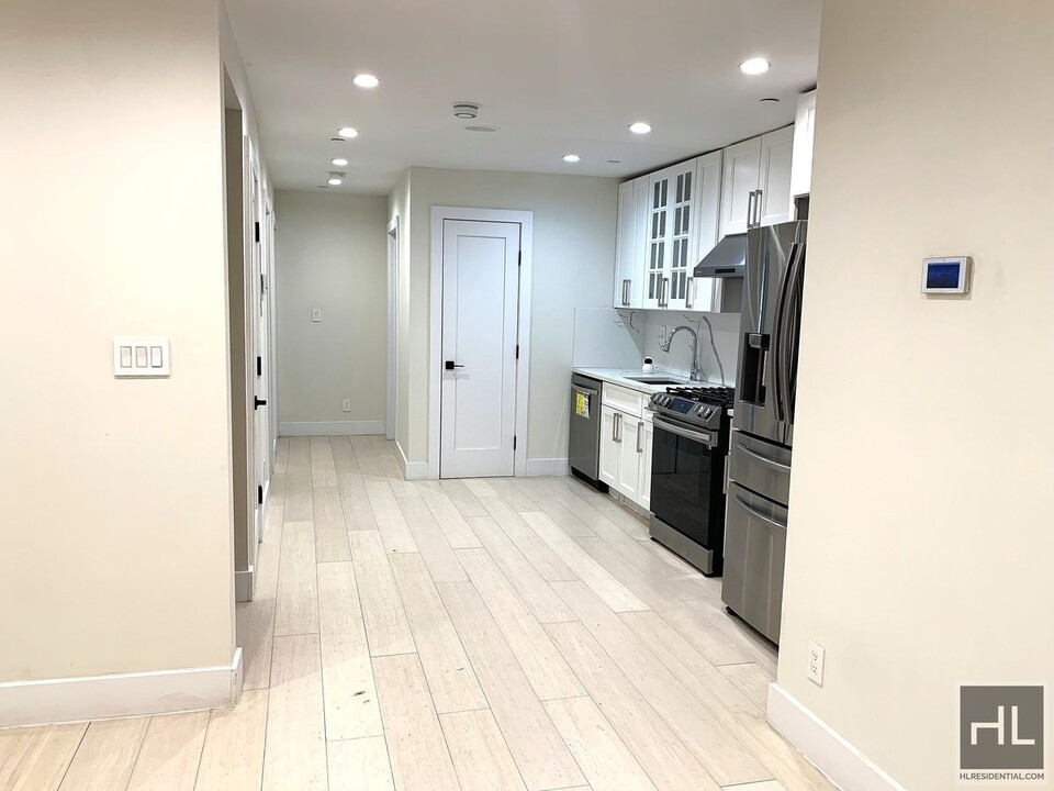 370 Marion St, Unit 1 in Brooklyn, NY - Building Photo