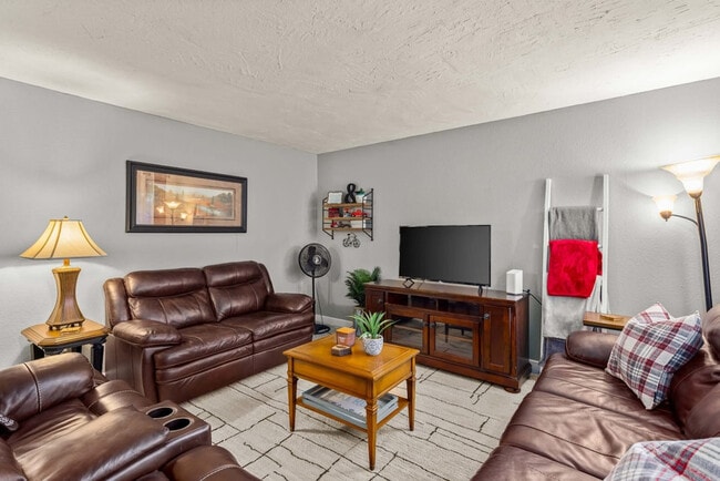 6 Dogwood Dr