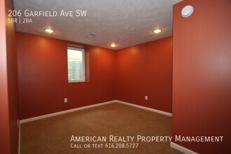 206 Garfield Ave SW in Grand Rapids, MI - Building Photo - Building Photo