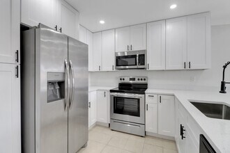6350 Royal Woods Dr in Ft. Myers, FL - Foto de edificio - Building Photo