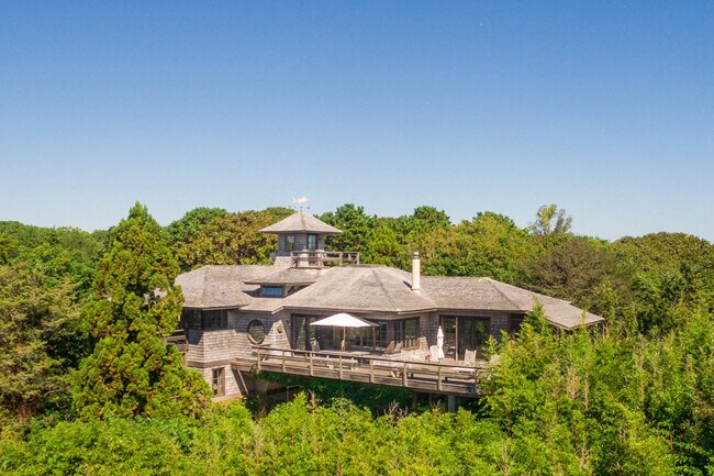 132 S Briar Patch Rd in East Hampton, NY - Building Photo - Building Photo
