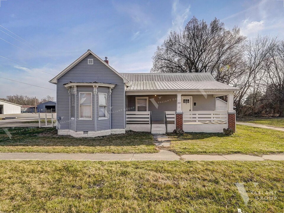 252 Commercial St-Unit -Unit 2 in Marshfield, MO - Building Photo