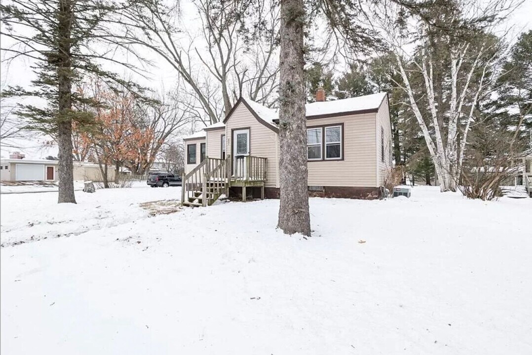 801 Lake View Dr in Wausau, WI - Building Photo