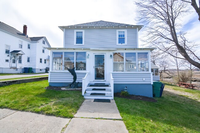 7 Lyons St in Hampton, NH - Building Photo - Building Photo