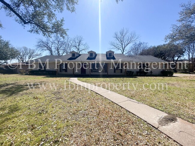 property at 1005 Sunset Dr