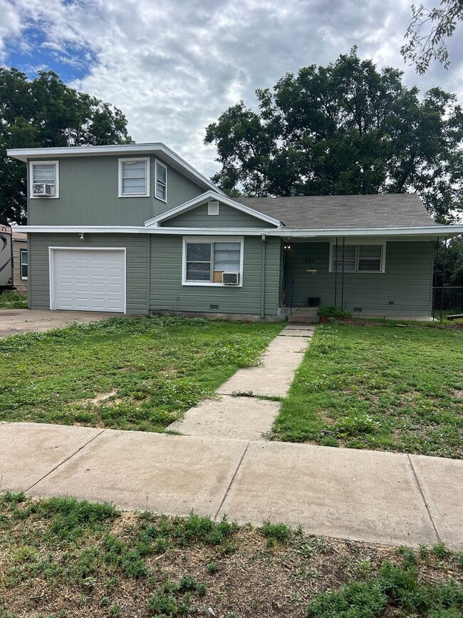 property at 925 S Lamar St