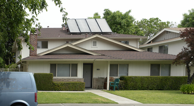 1048 Mohr Ln in Concord, CA - Foto de edificio - Building Photo