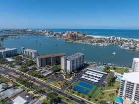 660 Island Way in Clearwater, FL - Building Photo