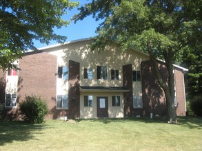 331 Southland Dr in Warrensburg, IL - Foto de edificio - Building Photo