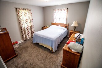 1413 Meadow Ln in Waterloo, IA - Building Photo - Building Photo