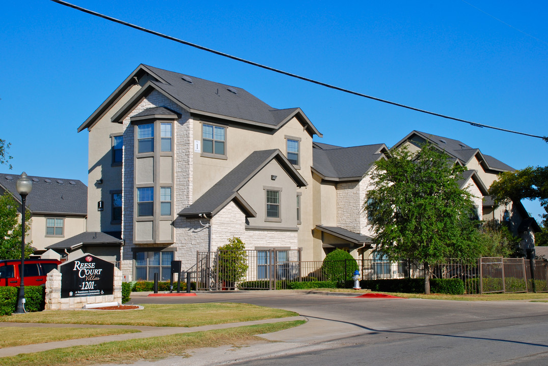 Reese Court Villas in Dallas, TX - Foto de edificio