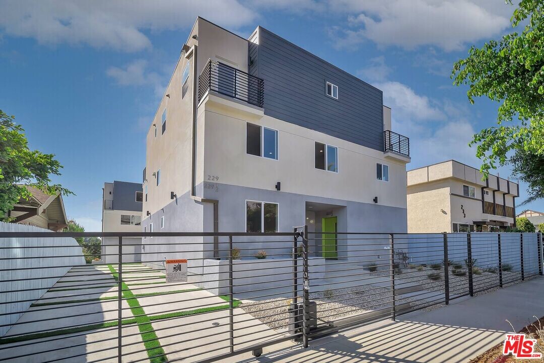 229 N Park View St-Unit -B in Los Angeles, CA - Foto de edificio