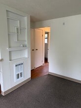 100 Logan Ave S, Unit Unit B in Renton, WA - Building Photo - Building Photo