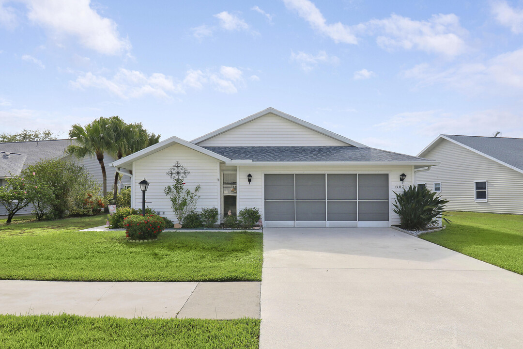 6871 SE Lillian Ct in Stuart, FL - Foto de edificio