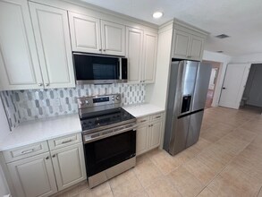 2301 S San Jose Cir in Tampa, FL - Building Photo - Building Photo