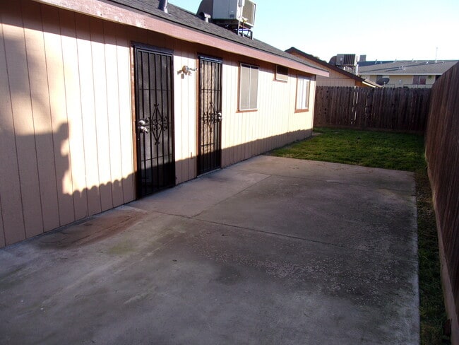 793 W Nevada Cir in Tulare, CA - Foto de edificio - Building Photo