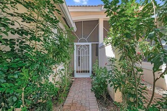 9795 Crescent View Dr S in Boynton Beach, FL - Building Photo - Building Photo