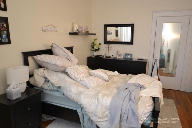 318 Saint Paul St, Unit 5 in Brookline, MA - Building Photo - Building Photo