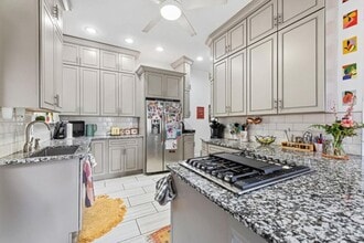 2106 Kemper Ln in Cincinnati, OH - Building Photo - Building Photo