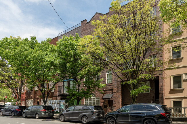 689 Bedford Avenue in Brooklyn, NY - Foto de edificio - Building Photo
