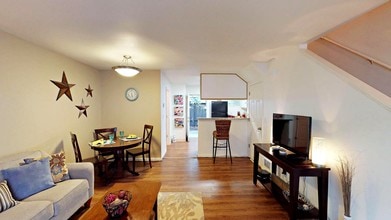 Jenna Village Apartments in Springfield, OR - Foto de edificio - Building Photo