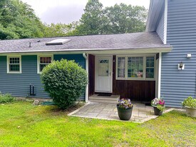 489 N Roast Meat Hill Rd in Killingworth, CT - Building Photo
