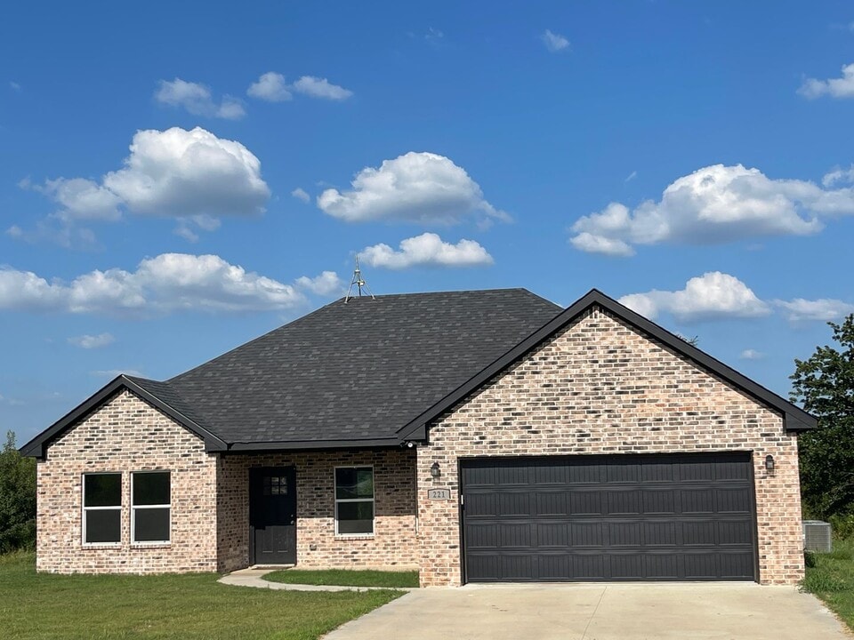 221 Western Hills Dr in Durant, OK - Foto de edificio
