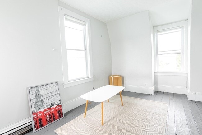 32 E Cottage St, Unit 1 in Boston, MA - Foto de edificio - Building Photo