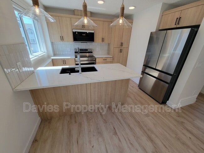 16335-16384 84 St NW in Edmonton, AB - Building Photo - Building Photo