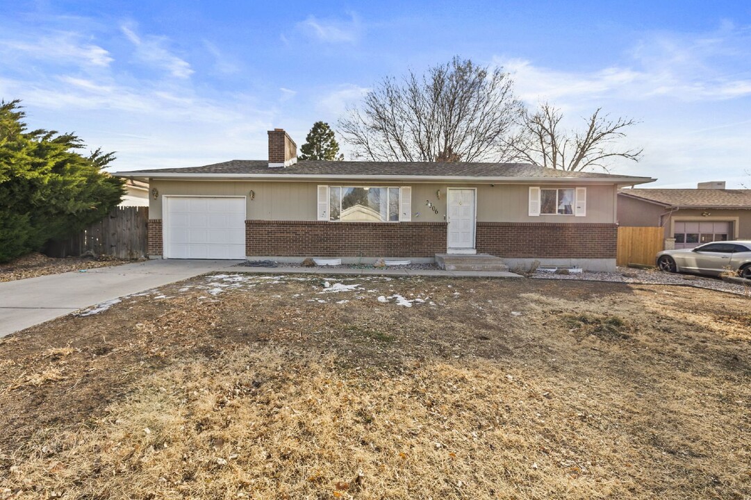 2306 Crownridge Dr in Pueblo, CO - Building Photo