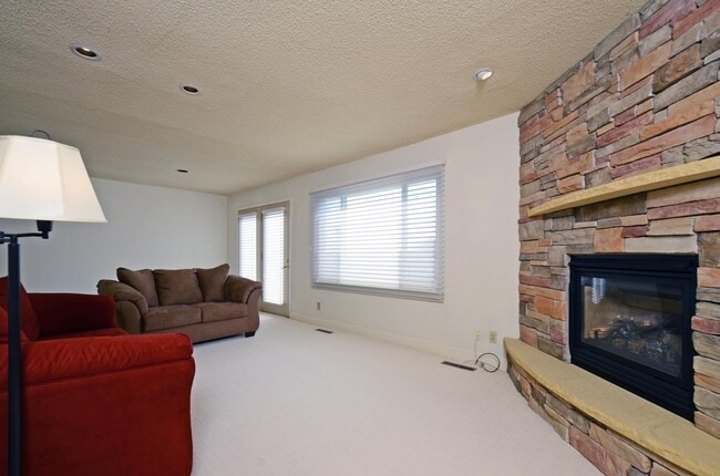 126 Canabury Ct in Little Canada, MN - Building Photo - Building Photo