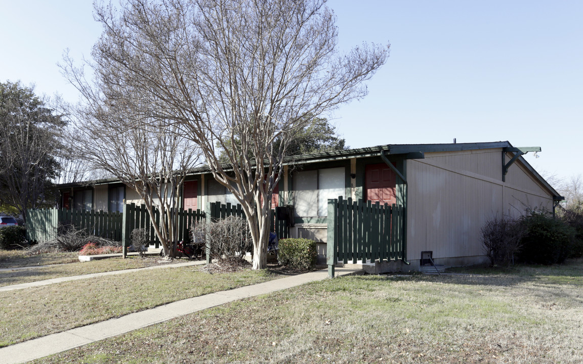 Walker Place in Dallas, TX - Building Photo