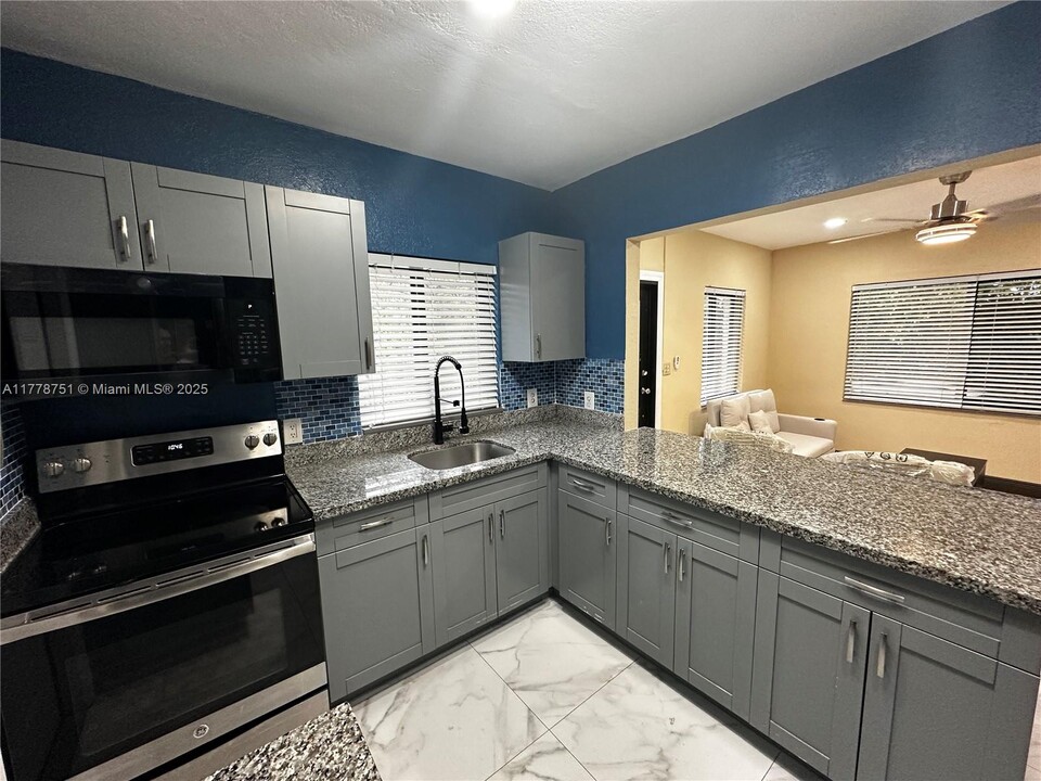 55 NW 44th St in Miami, FL - Building Photo