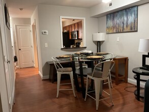 1207 Green Oaks Ln, Unit J in Charlotte, NC - Building Photo - Building Photo