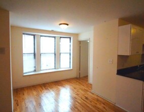 1311 W Leland Ave, Unit 2 in Chicago, IL - Building Photo - Building Photo