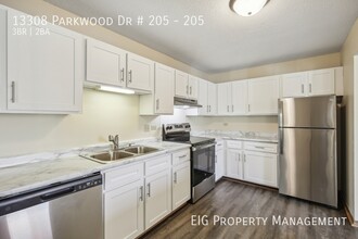 13308 Parkwood Dr-Unit -205 in Burnsville, MN - Foto de edificio - Building Photo