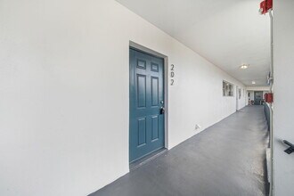 200 Waterway Dr S in Lantana, FL - Foto de edificio - Building Photo