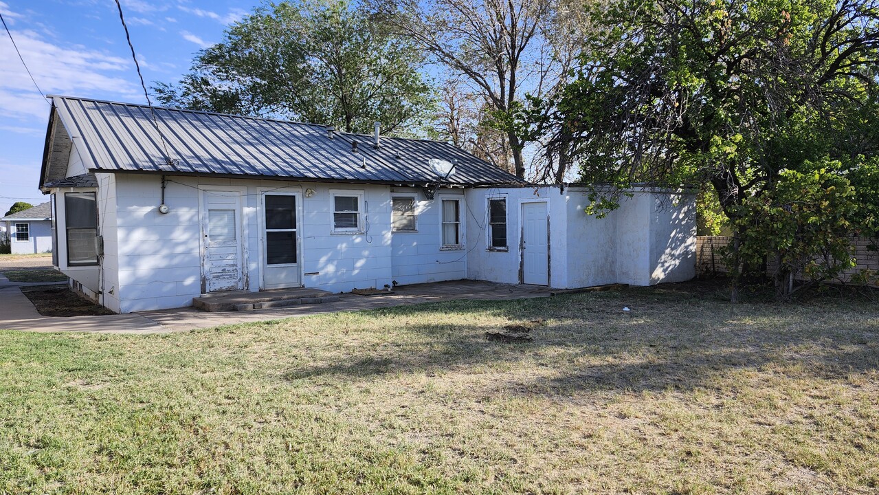 1707 W 17th Ln in Portales, NM - Building Photo