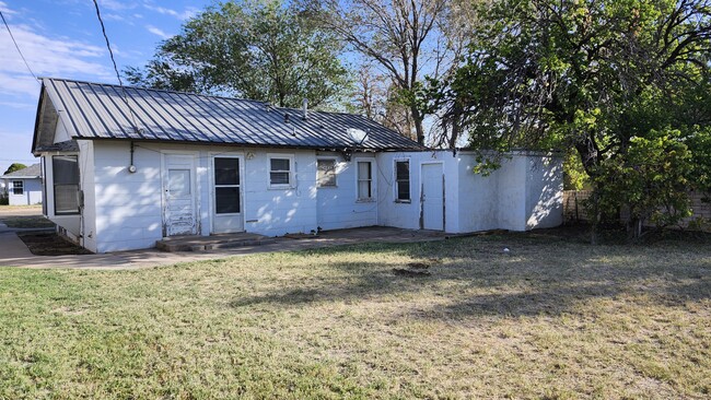 property at 1707 W 17th Ln