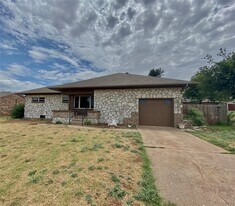 325 Memorial Dr in Okarche, OK - Building Photo