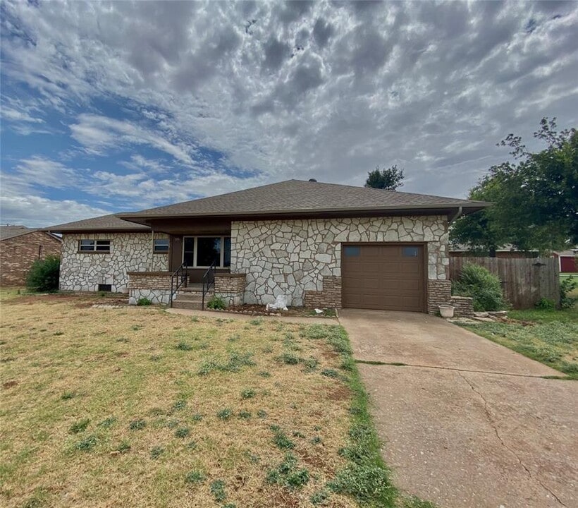 325 Memorial Dr in Okarche, OK - Building Photo