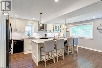 9056 Airport Rd in Hamilton, ON - Building Photo - Building Photo