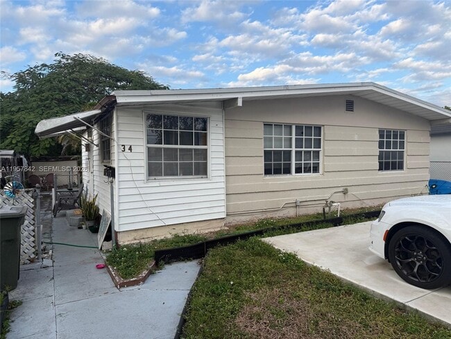 34 SW 5th St in Hallandale Beach, FL - Foto de edificio - Building Photo