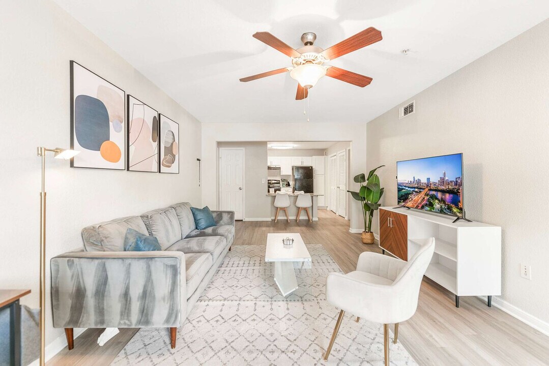 1301 Crossing Pl in Austin, TX - Building Photo