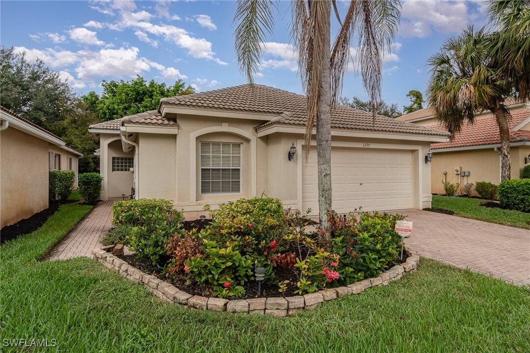 1297 Barrigona Ct in Naples, FL - Building Photo