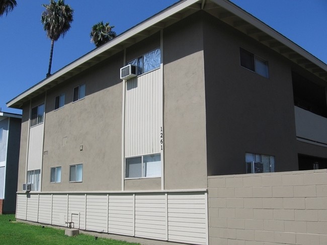 1261 Burwood St in La Habra, CA - Foto de edificio - Building Photo