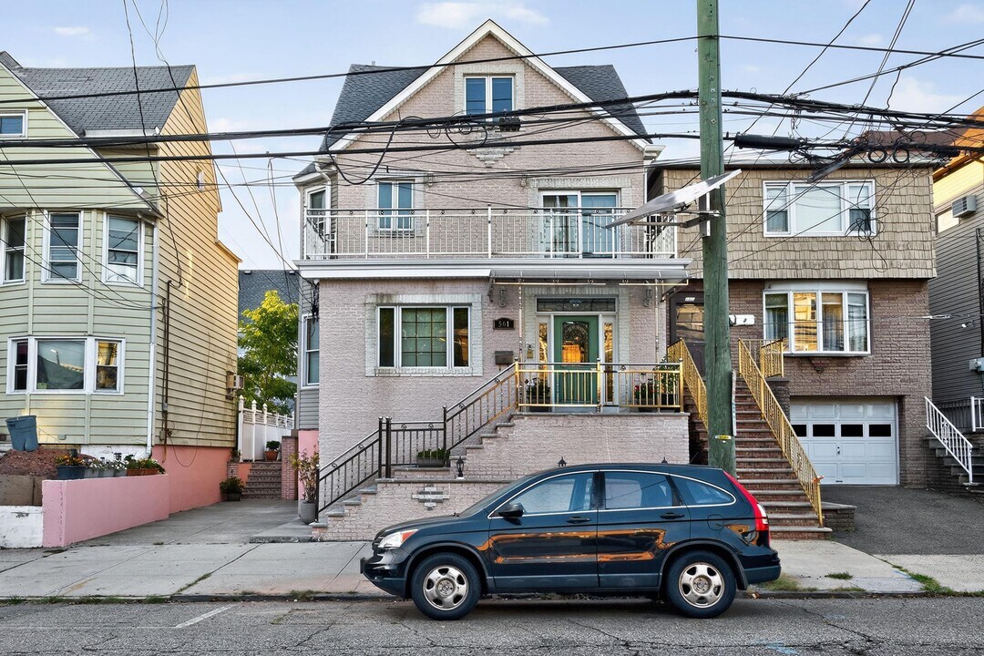 561 Ave E in Bayonne, NJ - Building Photo