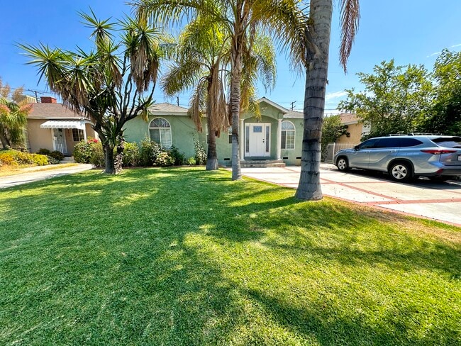 8026 Hinds Ave in North Hollywood, CA - Building Photo - Building Photo